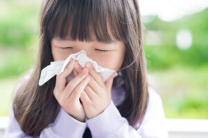 child sneezes from allergies